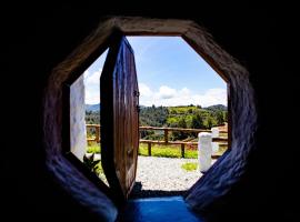 Hobbit Hotel Ecolodge- Guatapé, розміщення в сім’ї у місті Гуатапе