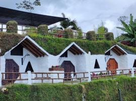 Hobbit Hotel Ecolodge- Guatapé – tani hotel w mieście La Pradera
