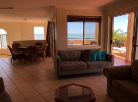 Entire Apartment,Panoramic Ocean Views Every Room, Pool, hotell i Yeppoon