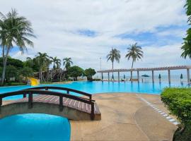Baan Sansaran Excellent apartment on the beach with a large territory and swimming pools.，華欣的公寓