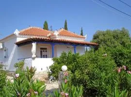 Giannis House 2 minutes walk to the beach Peroulia