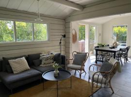 Cozy Retreat with Modern Charm, hotel v destinaci Hjärnarp