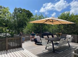 Cozy Retreat with Modern Charm: Hjärnarp şehrinde bir otel