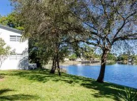 Stylish - Water View Condo - Palm Wave Says