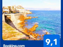 Appart'hôtel Luxe Vieil Antibes 75 m2 avec Parking plages à pieds, ξενοδοχείο με σπα στην Αντίμπ