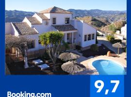 Villa Rosada - luxurious 3-bedroom villa with garden and pool, hotel with parking in Cantoria