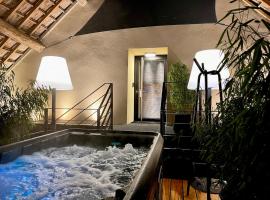 Le Studio des Prés Verts Suite Design avec Jacuzzi Privatif, budgethotel i Jouey