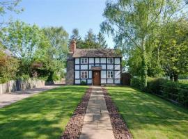 Log Burner and Beamed Ceilings-2 Bed Cottage Crumpelbury and Whitbourne Hall less than a 4 minute drive Dog walking trails and local pub within walking distance and a 30 minute drive to the Malvern Hills, hotel na may parking sa Worcester