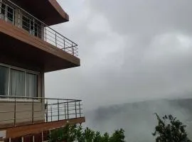Misty Cliff Pachgani, Luxurious rooms with valley view