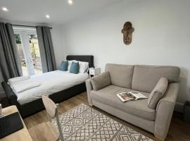 Swan Lake Lodge & free parking, hotel i Cardiff