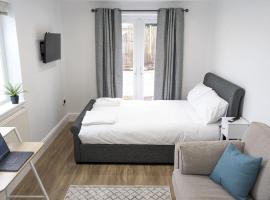 Swan Lake Lodge & free parking, chalet in Cardiff