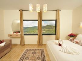 נגיעות בטבע - צימרים כפריים מקסימים כולל ארוחת בוקר ובריכה מחוממת, hotel na may pool sa Beit Jann