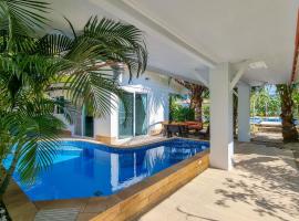 Tina's Living Paradise II - Guesthouses with private pool, 5 min to beach, cabaña o casa de campo en Rayong