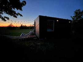 Tiny summerhouse in Matsalu, hotel mesra haiwan peliharaan di Metsküla