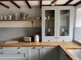 Gardeners Cottage near the Norfolk Coast, holiday home in Knapton