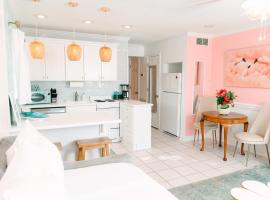 Private Balcony - Beach - Pool and Pickleball: Tybee Island şehrinde bir otel