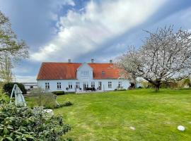 Havlykkegaard - en unik gammel dame ved Østersøen, cottage in Idestrup