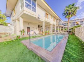 Vivienda con piscina a 300 metros de la playa, hotel in Muro