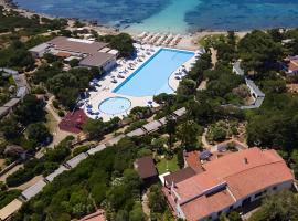 Villetta Capo Caccia con piscina e spiaggia del Villaggio، فندق في بورتو كونتي