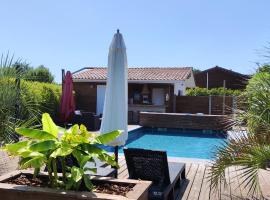 Villa de vacances avec piscine, hotel in Carcans