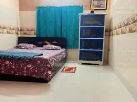 Peaceful Spacious Private 1BHK Near Airport close to VIP or Jessore Rd: Nagarbazar şehrinde bir kulübe