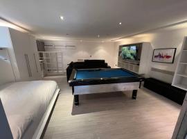 Entire Modern Studio Apartment with Pool Table, lejlighed i Denton