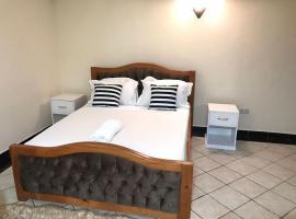 Roma Stays - Unique 1 bedroom apartment near Pride Inn Flamingo, hotel para famílias em Mombaça