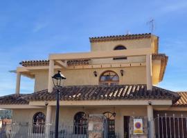 Villa los Dulces-Piscina Privada, hotel familiar en Letur