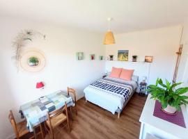 Chambre totalement indépendante - frigo et micro-ondes, hotel en Prades