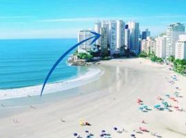 Apartamento pé na areia com vista para o mar aberto, hotel in Guarujá