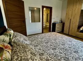 Airport Accommodation Bedroom with Bathroom Self Check In and Self Check Out Air-condition Included: Mqabba şehrinde bir pansiyon