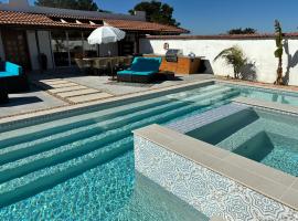 Private Hacienda with Heated Pool and Spa with Amazing Views: Del Mar şehrinde bir kulübe