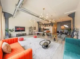 Massive Luxury 5BR Loft for groups up to 12 guests with Optional parking and Gym Access Near McCormick Place and Soldier Field