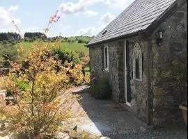 Delightful Artistic Granite Barn in Rural Hamlet
