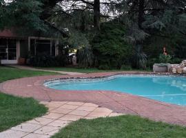 Silken Trap Guest House NO LOADSHEDDING, отель в Йоханнесбурге, рядом находится Kliprivier Country Club
