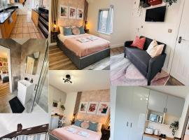 R4 - Newly renovated En-Ensuite Private Room with own Kitchenette in Birmingham - Halesowen, B&B in Quinton