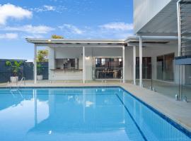 Luxurious tropical home with pool & island views, hótel í Gladstone