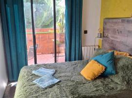 chambre appartement terrasse, homestay in Fréjus