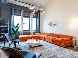 Luxury 6BR Loft Suite Perfect for 12 Guests with Skyline Views, Optional Parking and Gym Access Near McCormick Place and Soldier Field
