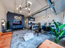 Luxury 6BR Loft Suite Perfect for 12 Guests with Skyline Views, Optional Parking and Gym Access Near McCormick Place and Soldier Field