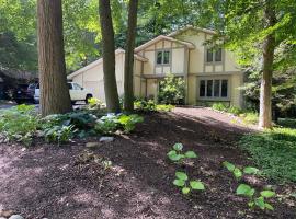 Classic home in the Waukazoo Woods Holland Michigan, hotel en Holland