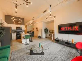 Spacious 5BR Luxury Suite Perfect for Groups with Gym Access and Optional Parking Near McCormick Place, Grant Park and Soldier Field