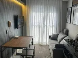 Belo Studio com suíte e varanda