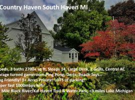 Country Haven-Dog Friendly, 6 bed 3 bath Farmhouse, Jacuzzi Tub, Firepit, Games, Large private yard!, hotel a South Haven