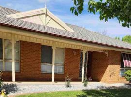 Home in West Wodonga, hôtel à Wodonga