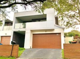 Bankstown 4 Br house close to Shopping & Station، فندق في بانكستاون