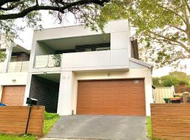 Bankstown 4 Br house close to Shopping & Station, hotel in Bankstown