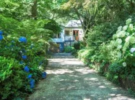 Winter Rose - gorgeous gardens sleeps 5