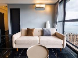 Urban Suites with Spectacular High Floor View #3BR #10, hotel v destinaci Jelutong