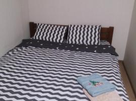 ПРОСТОРНАЯ СОЛНЕЧНАЯ ДВУХКОМНАТНАЯ квартира, alojamento na praia em Khmelnytskyi